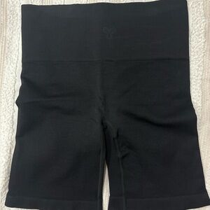 TnaBODY Atmosphere ribbed biker shorts